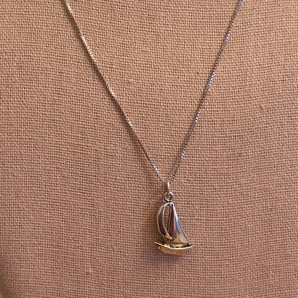 Beautiful vintage 925 sterling silver sailboat necklace - Picture 2 of 6